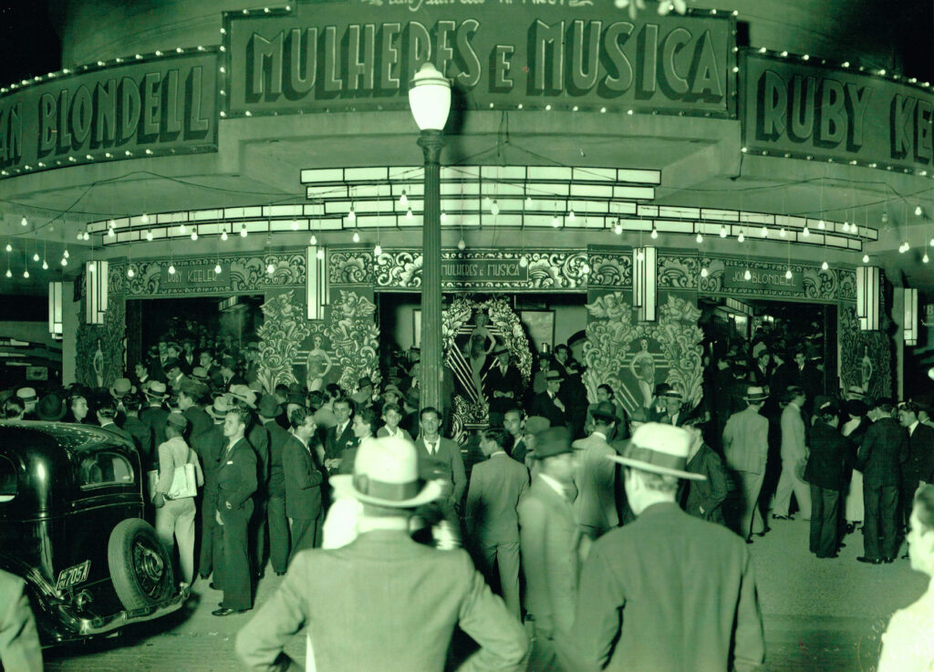 Público em frente ao Cine Brasil para assistir ao espetáculo "Mulheres e Música" - Foto do antigo teatro